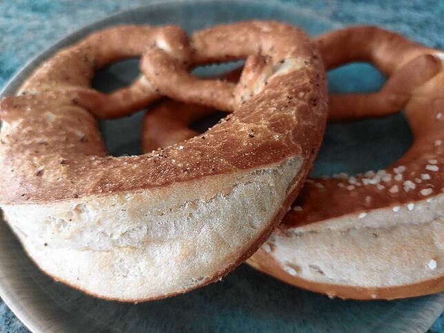 Links die Pfefferbrezel, die hier Hexe heißt, und rechts die klassische Salz-Brezel.