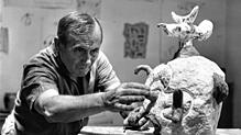 Joan Miró arbeitet an einer Plastik in seinem Atelier in Montroig, um 1953.