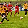 Alexander Stern sichert dem FC Gutmadingen (gelb) per Strafstoß den 1:0-Sieg über den SV Geisingen.