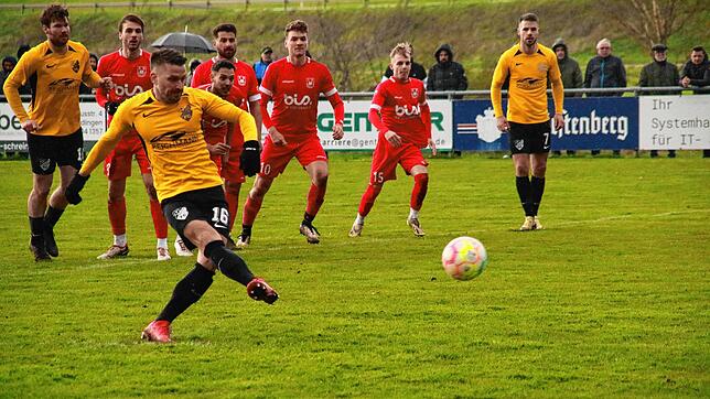 Alexander Stern sichert dem FC Gutmadingen (gelb) per Strafstoß den 1:0-Sieg über den SV Geisingen.