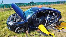 Der VW einer 31-Jährigen war nach einem Auffahrunfall so verformt, dass die Feuerwehr Engen eine verletzte Person mittels schwerem Gerät ...