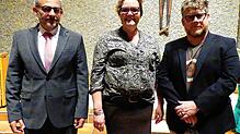 Dekan Markus Wagenbach (links) freut sich auf die neue Pfarrerin Nicole Otte-Kempf. Neben ihr steht ihr Ehemann, Carsten Otte.