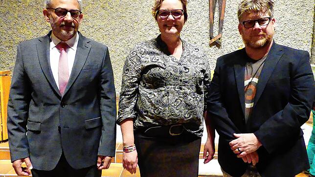 Dekan Markus Wagenbach (links) freut sich auf die neue Pfarrerin Nicole Otte-Kempf. Neben ihr steht ihr Ehemann, Carsten Otte.