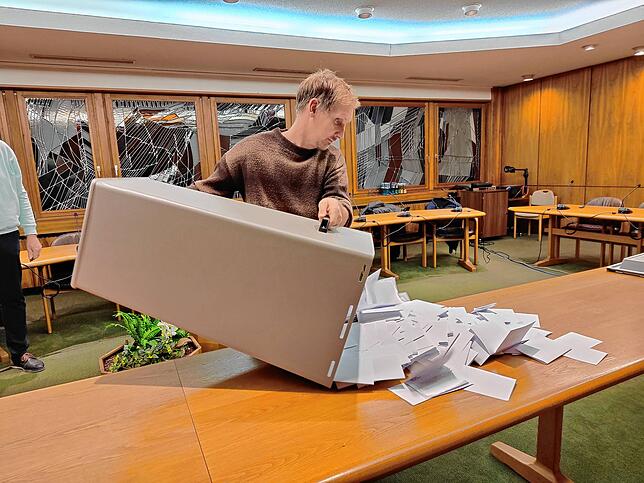 Benjamin Ritzmann schüttet die Wahlurne aus.