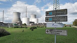 Am 25. Oktober sollen die beiden rund 160 Meter hohen Kühltürme des vor knapp vier Jahren stillgelegten Atomkraftwerks Gundremmingen ...