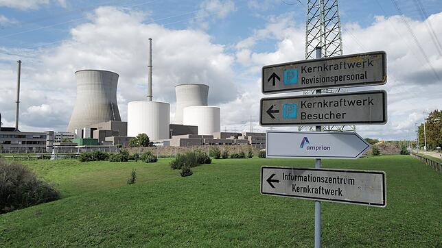 Am 25. Oktober sollen die beiden rund 160 Meter hohen Kühltürme des vor knapp vier Jahren stillgelegten Atomkraftwerks Gundremmingen ...