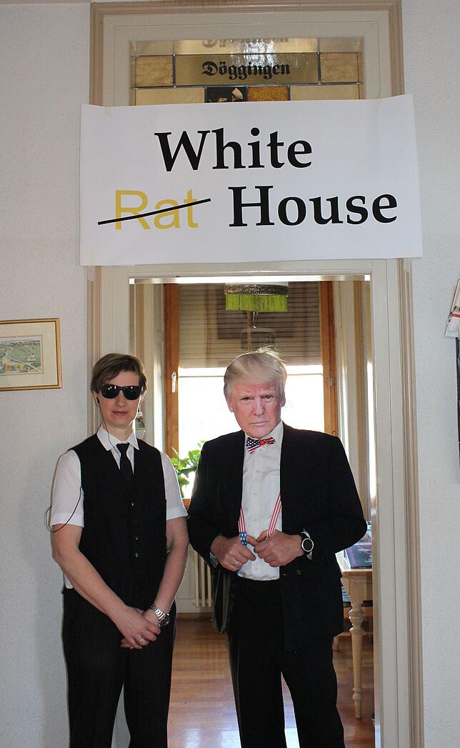 Döggingens Ortsvorsteher Dieter Fehrenbacher als Donald Trump mit Leibwächter Conni.