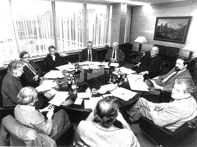 Die konstituierende Sitzung der Kurt-Hahn-Stiftung fand am 24. Januar 1984 in Frankfurt/Main statt. Mit dabei waren Inge Hubert, Gerda ...