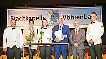 Ehrungen beim Jahreskonzert der Stadtkapelle Vöhrenbach (von links): Vorsitzender Jens Mantel, Svenja Fink, Vanessa Dold, Thomas Winker, ...