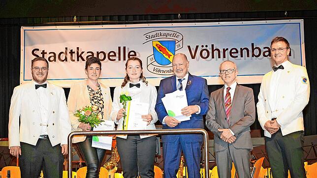 Ehrungen beim Jahreskonzert der Stadtkapelle Vöhrenbach (von links): Vorsitzender Jens Mantel, Svenja Fink, Vanessa Dold, Thomas Winker, ...
