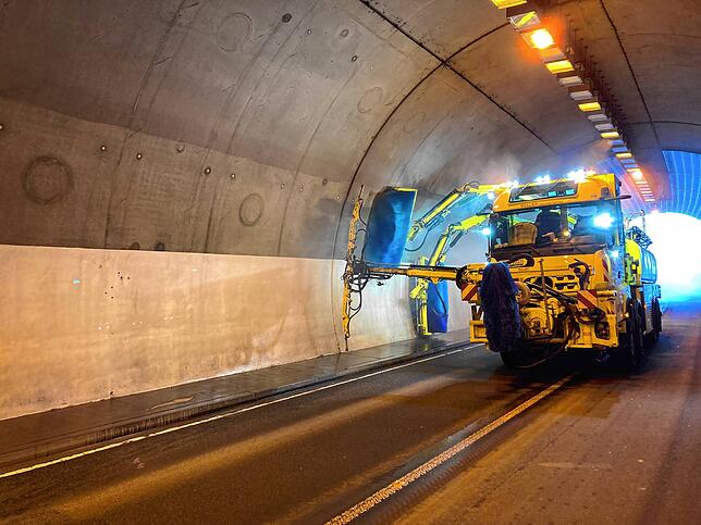 Mit schwerem Gerät finden 2023 die Wartungsarbeiten im Tunnel Döggingen statt.