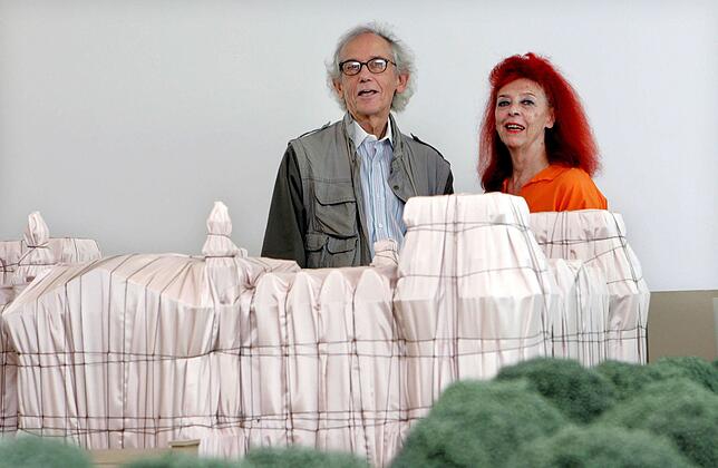 Künstler Christo ist gestorben Der Künstler Christo und Jean-Claude stehen hinter dem Modell des verhüllten Berliner Reichstags bei einer Ausstellung im Würth Museum ...