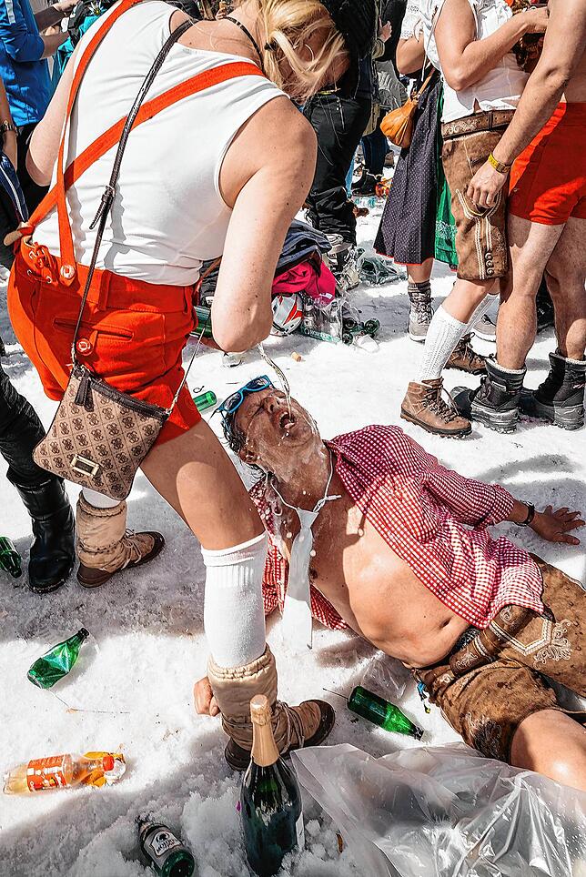 Besäufnis mit Hilfestellung: Szenen wie diese gehören in Ischgl zu harmloseren.