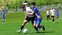 Der Doppeltorschütze des SV Deggenhausertal, Kevin Schneider (links), und der Rielasingen-Spieler Del Mondo im Kampf um den Ball.