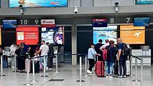 Fluggäste beim Check-in am Flughafen Friedrichshafen. Doch es sind seit Jahren zu wenig Passagiere, um die Betriebskosten zu erwirtschaften.