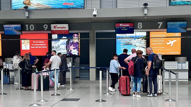 Fluggäste beim Check-in am Flughafen Friedrichshafen. Doch es sind seit Jahren zu wenig Passagiere, um die Betriebskosten zu erwirtschaften.