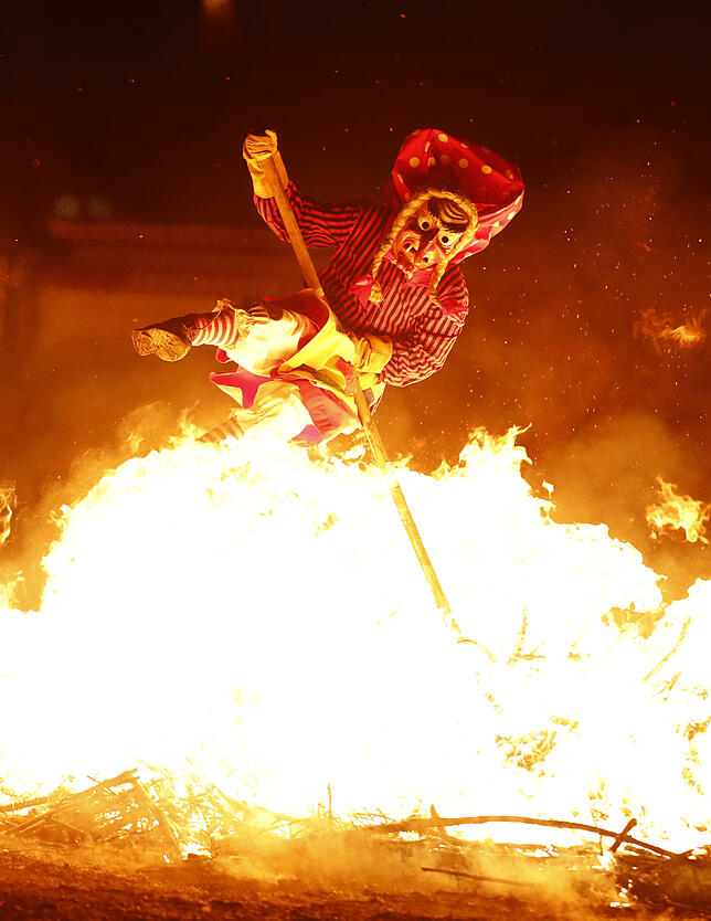 Nur fliegen ist schöner, die Schellenbeghexe beim Sprung über das meterhohe Feuer.