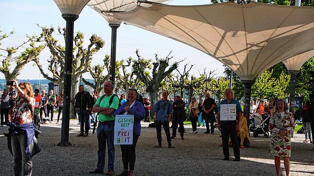 Erneut haben Menschen in Konstanz demonstriert &ndash; dieses Mal im Stadtgarten und nicht auf der Marktstätte wie in der Woche zuvor.