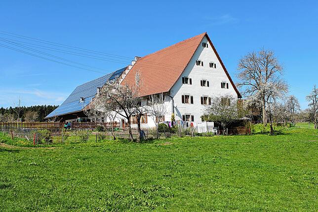 Der Waldhauser Hof im Frühling 2021. In dieser Kulisse wird der neue Kindergarten in Waldhausen entstehen.