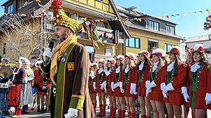 Bild : Narren ziehen von der Messe zum Fasnetsmarkt