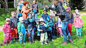 Die Igelgruppe des Kindergartens St. Antonius sammelt bei der Umweltwoche wieder im Landschaftsgarten viel Schmutz und Abfall – ...