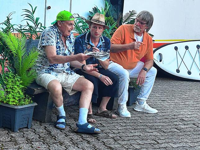 Harry Grüneis, Steffen Schumm und Hanno Schreiber (von links) verkörpern überzeugend das trottelige Männertrio.