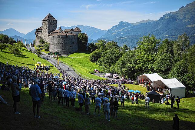 Blick auf die Schlosswiese mit Schloss Vaduz bei der Ansprache des Erbprinzen Alois, am Liechtensteiner Staatsfeiertag 2025.