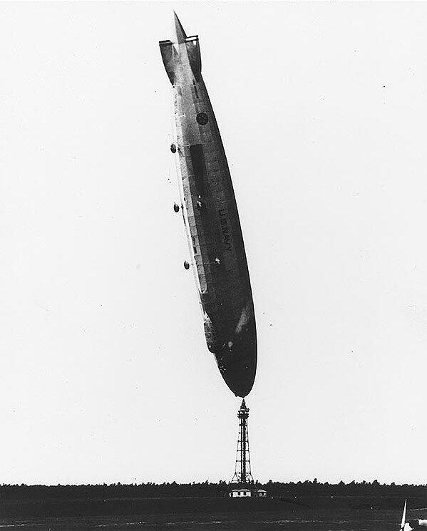 Der unfreiwillige "Kopfstand" der "Los Angeles" im August 1927 an einem Ankermast in Lakehurst. Wind hatte das Heck immer weiter ...