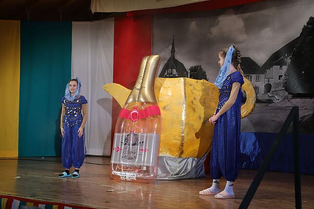 Öllampe und Flasche: Carla Bucher und Lena Eck bei ihrer Nummer.