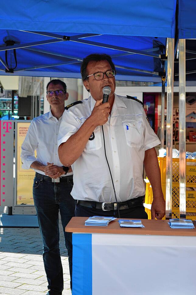 Uwe Stürmer, Polizeipräsident des Ravensburger Präsidiums, erklärte am Mittwoch in der Fußgängerzone in Friedrichshafen, worum es bei ...