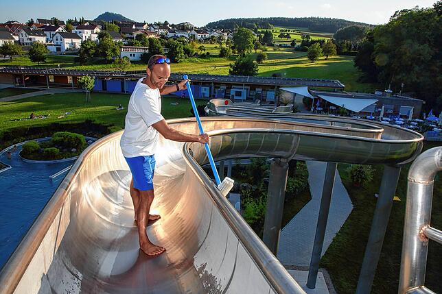 Hier kann bald wieder gerutscht werden, denn die Freibäder im Hegau öffnen nach und nach: Engens Schwimmmeister Thomas Abendroth beim ...