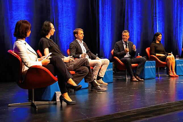 Moderatorin Stephanie Jakober (links), neben ihr Heinrich Alexandra Hermann (Linke), Martin Rothweiler (AfD), Thorsten Frei (CDU) und ...