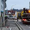 Der Unfallwagen (hinten) wird abgeschleppt. Im Vordergrund sind Trümmerteile zu erkennen.
