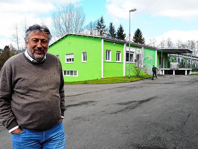 Metin Sentürk vor dem ehemaligen Betriebsgebäude des Schneeketten-Herstellers Ottinger auf dem sogenannten früheren Schiesser-Gelände in ...
