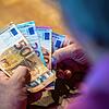 Rentnerinnen und Rentner sind nach einer neuen Studie in Ostdeutschland finanziell komfortabler gestellt als im Süden. (Symbolbild)