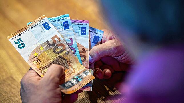 Rentnerinnen und Rentner sind nach einer neuen Studie in Ostdeutschland finanziell komfortabler gestellt als im Süden. (Symbolbild)