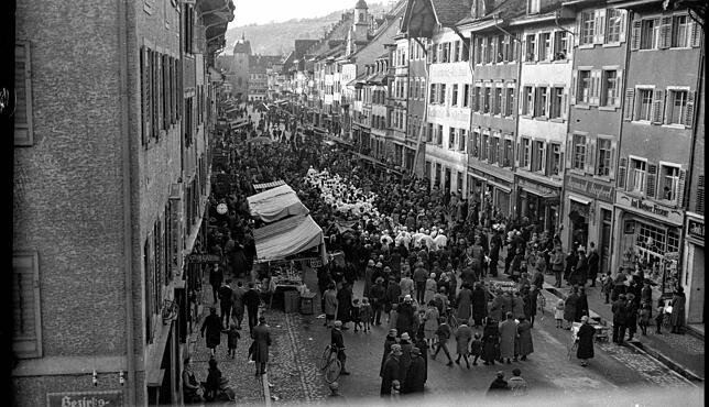 Fasnachtstreiben in der Waldshuter Kaiserstraße in den 1920er-Jahren, dem Gründungsjahrzehnt der VSAN.