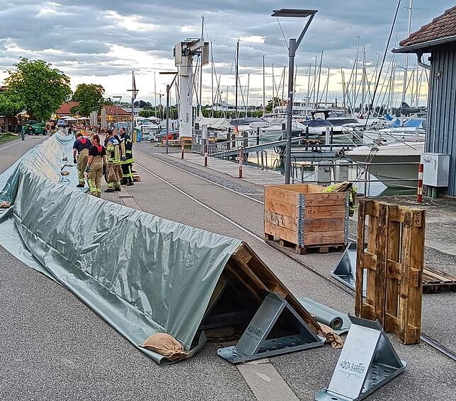 Hochwasserschutz in Konstanz Dieses von der Feuerwehr Konstanz zur Verfügung gestellte Foto zeigt Hochwasserschutzeinrichtungen am Konstanzer Hafen.