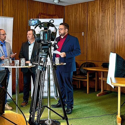 Diskussionsrunde vor laufender Kamera (von links): Moderatorin Melanie Völk, Bürgermeister Ozan Topcuogullari, Michael Ehm, Hubert ...