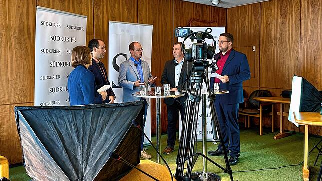 Diskussionsrunde vor laufender Kamera (von links): Moderatorin Melanie Völk, Bürgermeister Ozan Topcuogullari, Michael Ehm, Hubert ...