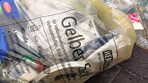 Im Gelben Sack werden Verkaufsverpackungen aus Kunststoff, Verbundstoff, Weißblech und Aluminium entsorgt. Landet etwas anderes darin, ...