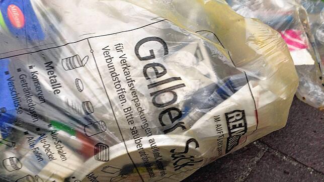 Im Gelben Sack werden Verkaufsverpackungen aus Kunststoff, Verbundstoff, Weißblech und Aluminium entsorgt. Landet etwas anderes darin, ...