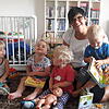 Jennifer Rugel betreut als Tagesmutter Kinder in Laufenburg-Binzgen. Auf dem Bild von links: Liam (2), Sina (2), Emilia (1) und ihr ...