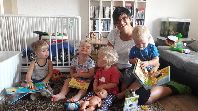Jennifer Rugel betreut als Tagesmutter Kinder in Laufenburg-Binzgen. Auf dem Bild von links: Liam (2), Sina (2), Emilia (1) und ihr ...