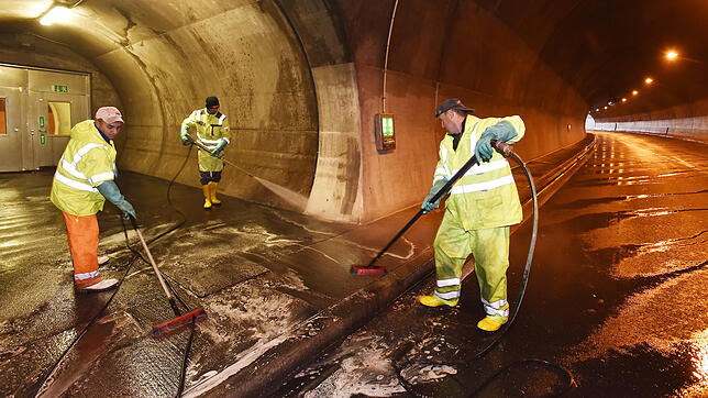 Ein Bild aus dem Jahr 2020. Ion Christin, Adrian Ruser und Dragos Tine (von links) sind die ganze Nacht per Fuß im Dögginger Tunnel ...
