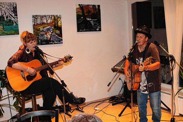 Irene Pfennig und Dave Halsey: Die neuen und alten Platzwarte des Unterbränder Campingplatzes greifen auch einmal gerne in die Saiten, ...