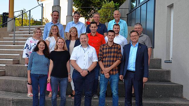 Der neue Gemeinderat (vorne, von links): Ruth Steindl, Evelin Veitinger, Jürgen Bischoff, Simon Martin und Bürgermeister Henrik Wengert. ...