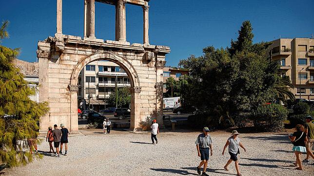 Touristen sind Hadrianstor in Athen. Eine Hitzewelle mit Temperaturen von über 40 Grad macht Menschen in weiten Teilen Griechenlands das ...