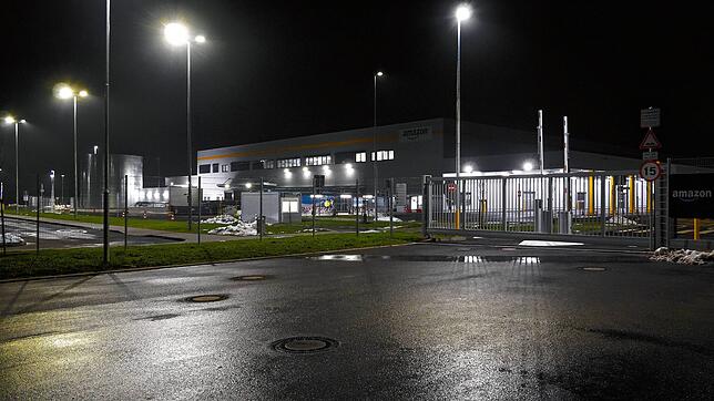 Mitten in der Nacht geht es los. Es ist 6 Uhr am Morgen als wir mit der Reportage im Amazon-Verteilzentrum in Meßkirch beginnen können.