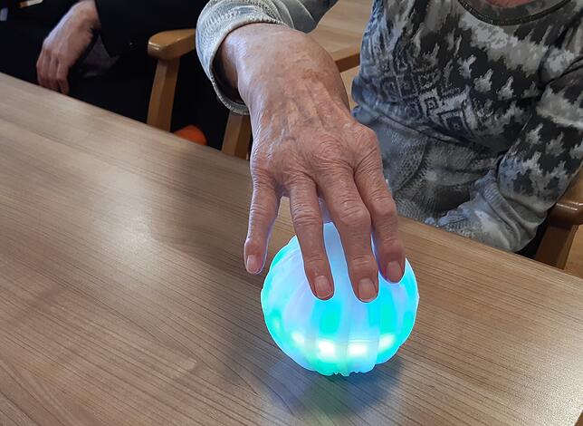 Die Pflegekonferenz des Landkreises Waldshut hat eine ichó-Ball angeschafft. Der Therapie-Ball soll bei Demenz-Erkrankten Erinnerungen ...